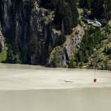 Un Super Puma de l'armée suisse se ravitaille en eau pour lutter contre l'incendie qui a fait rage vers Bitsch (VS) cet été.